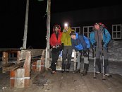 Cesta na Zbojnickou chatu proběhla až nečekaně svižně a příjemně. Nefoukalo, nad náma hvězdy, pěšina tvrdá, ušlapaná a tak jsme byli na chatě už za 3 hodiny, tedy ve 2 ráno. Super čas:)