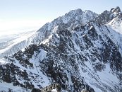 Protože jsme byli rychlí a stále máme hromadu času, rozhodli jsme se pokračovat Vareškovým hřebenem do Slavkovského sedla (v pravé části fotky).