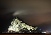 Ještě jeden večerní pohled na Gibraltarskou skálu. Pro srovnání, ten panelák na jejím úpatí má 13 pater!
