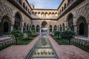 Maurský sloh na vás dýchne na každém kroku. Podobnou krásu lze spatřit i v paláci Alhambra v Granadě.
