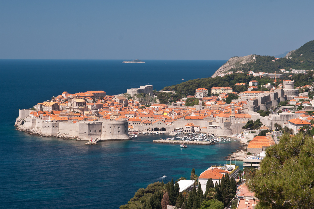 Město Dubrovník (50 tis. obyv.) je významný osobní přístav a jedno z nejnavštěvovanějších turistických míst na chorvatském Jadranu. Patří mezi nejcennější památkové komplexy v jihovýchodní Evropě