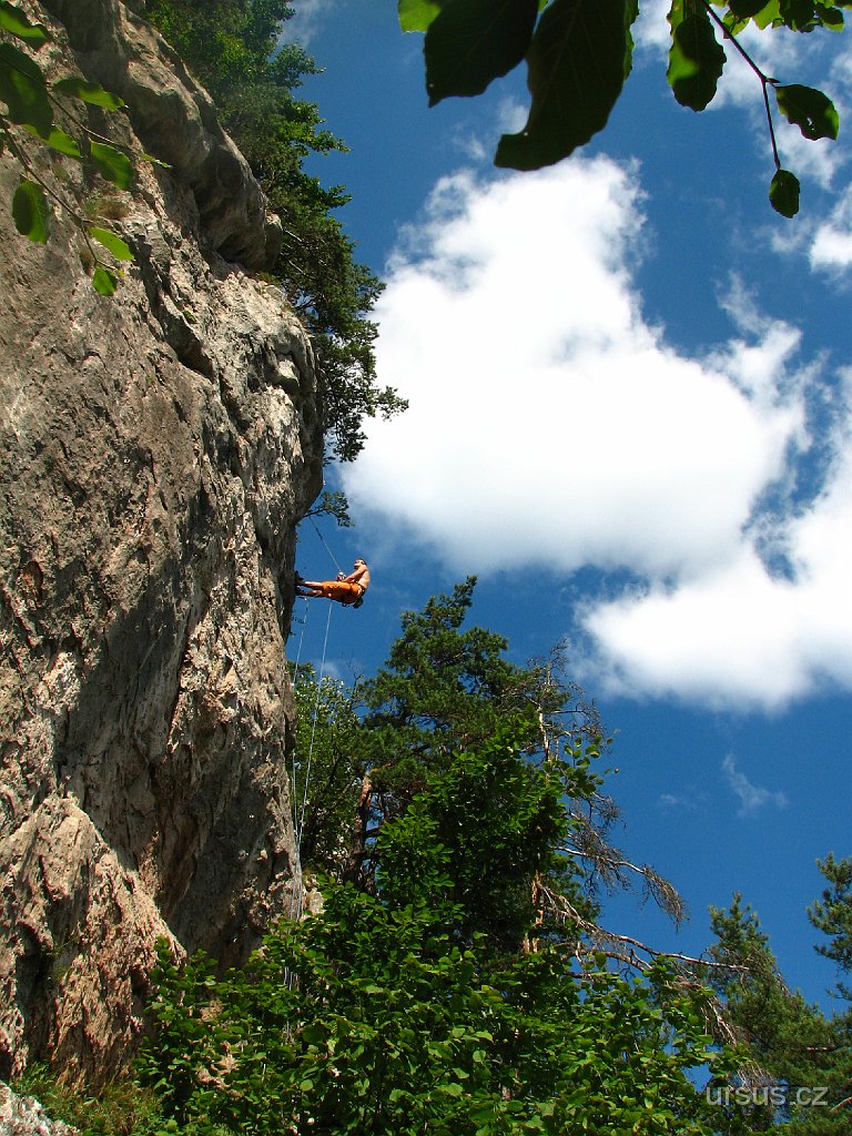 14.JPG - Horní skály jsou již dosti exponované, kromě kolmých až 30 m vysokých stěn je pod nimi další málo prostupnný terén, který klesá až do údolí potoka. Ovšem výhledy z vrcholu cest jsou bezkonkurenční...