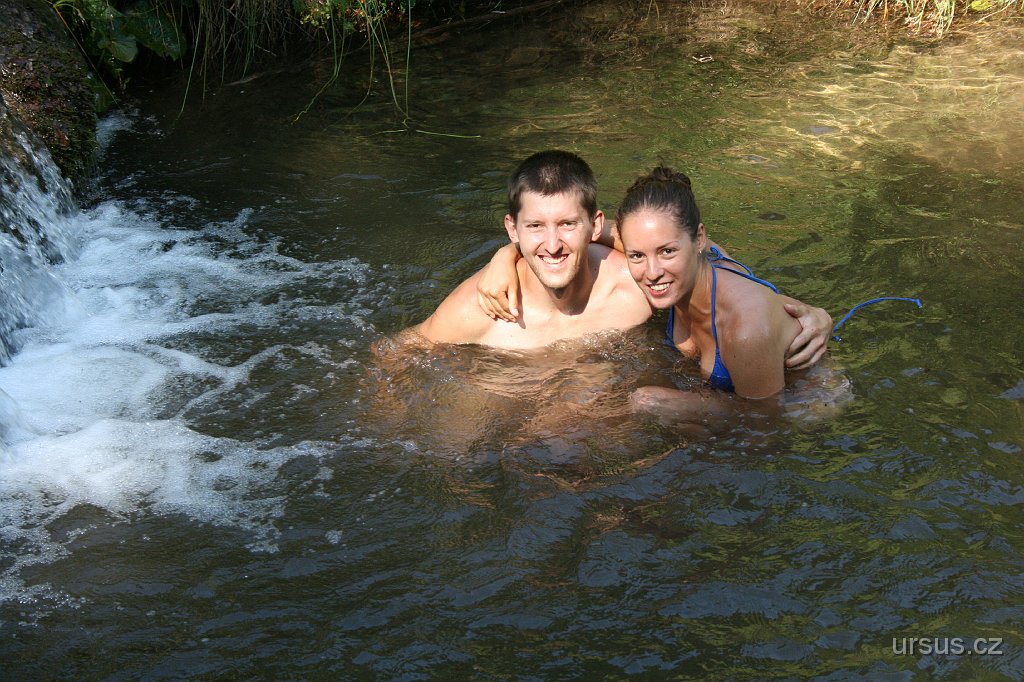 23.JPG - Voda nebyla překvapivě vůbec studená a tak si tyto chvíle užíváme plnými doušky...