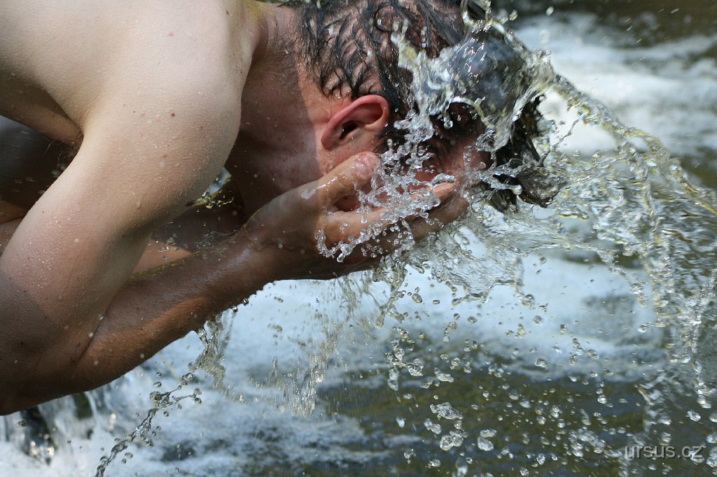 25.JPG - Vašek se ráno pouze osvěžil... no při zpáteční cestě už skočil do potoka s námi.