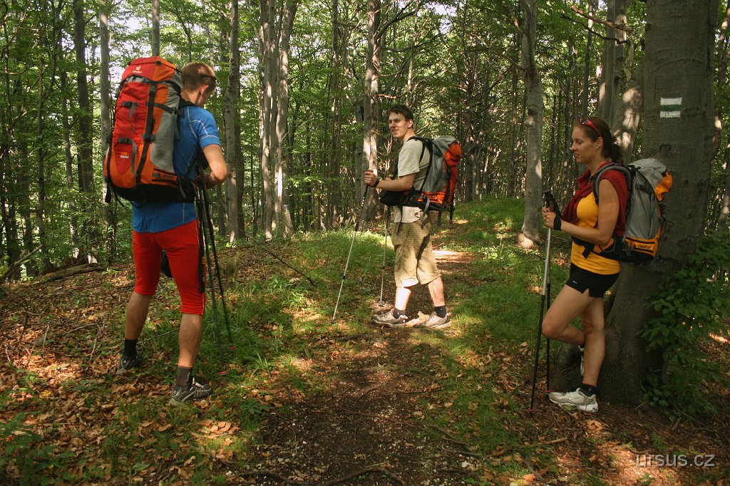 50.jpg - Odpočinek na každém malém vrcholku je příjemný... jsme zvědaví, jestli to byl opravdu už poslední kopec na naší dlouhé trase.