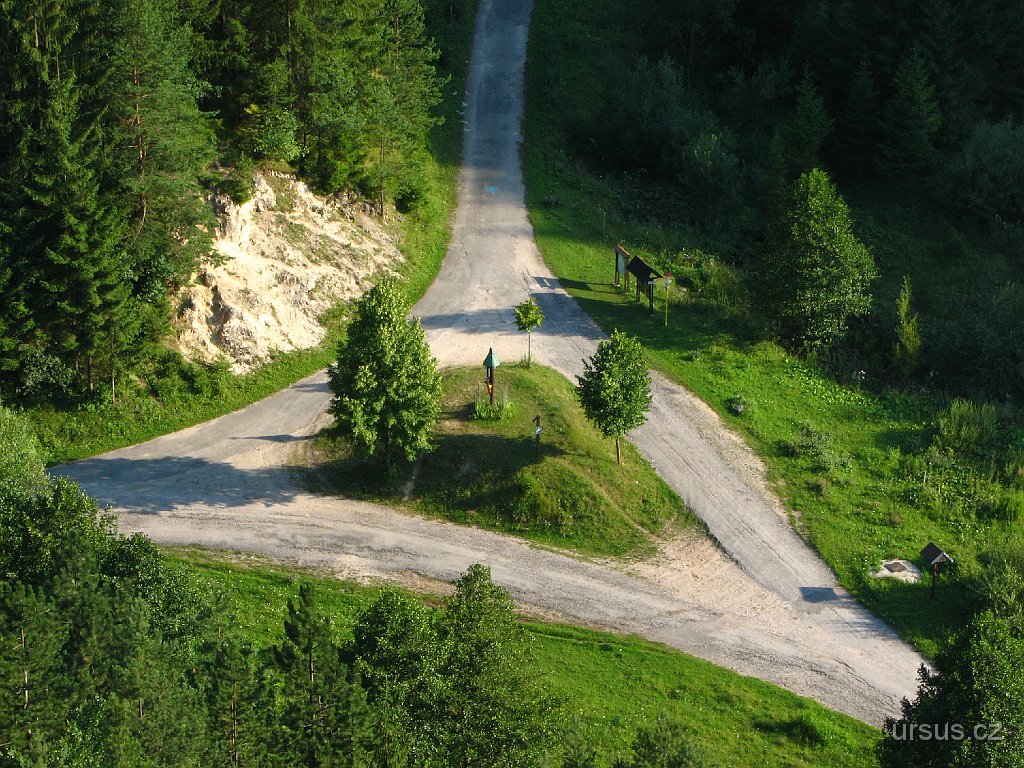 56.JPG - Rozcestí Predhorie... nahoru a doprava je zákaz vjezdu, doleva pak civilizace. Tam však ještě ne, až zítra...