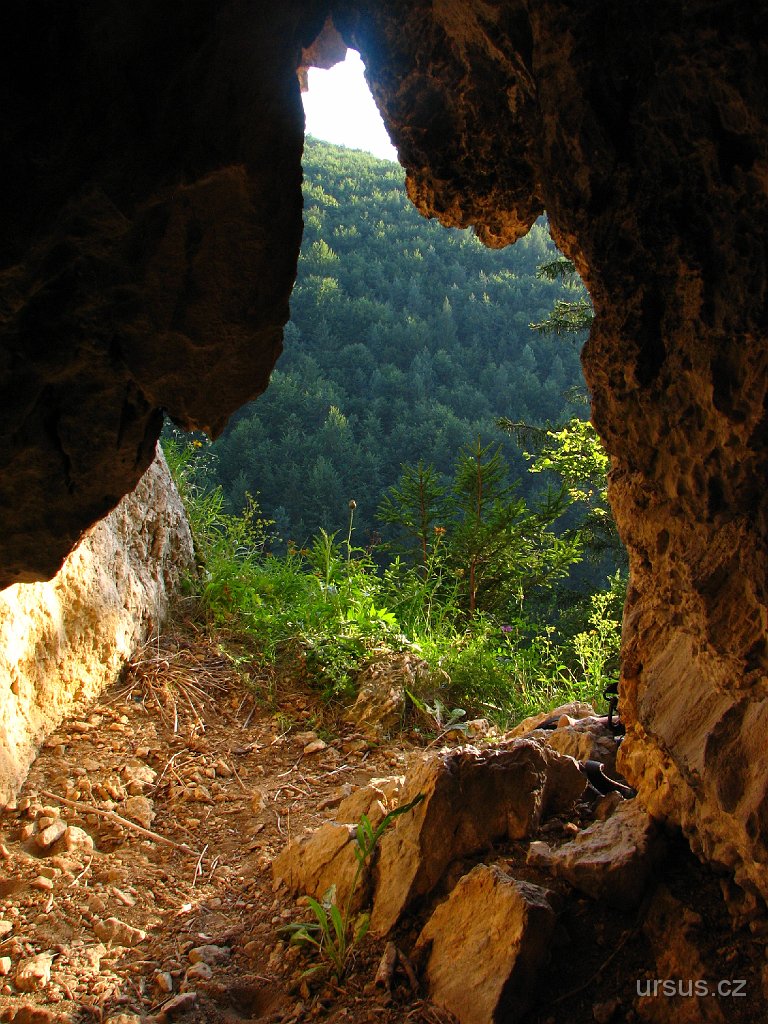 61.jpg - Pohled z jeskyně...