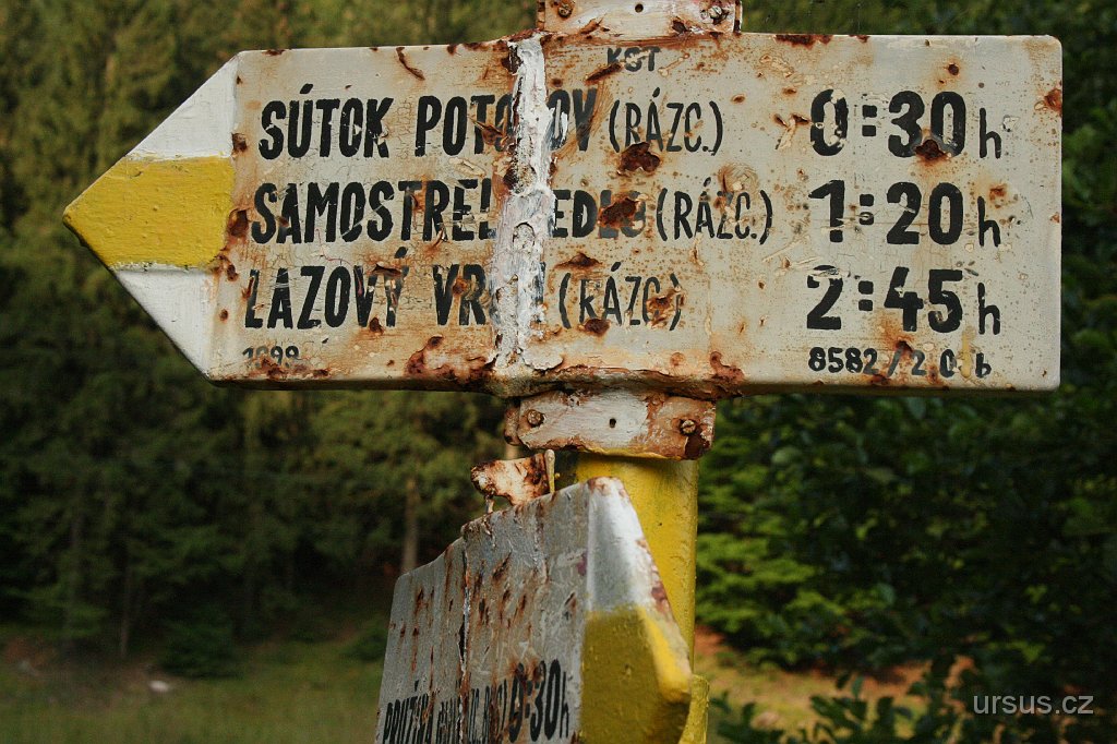 68.JPG - ...ale někdo tady přece jen trochu zaspal dobu. To značení bych asi trochu opravil, co Vy na to?