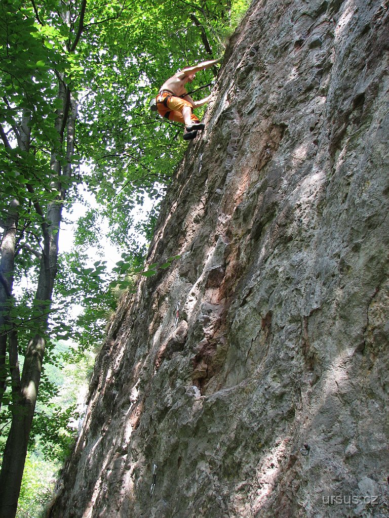 70.jpg - Lezení je tady moc hezké... Sice je to skála, kde se musí fakt hledat chyty, ale materiál i jištění je perfektní !