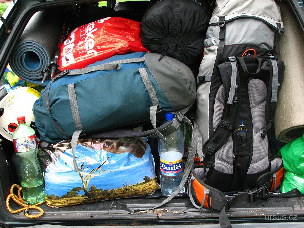 74.JPG - Jsme sbaleni, místo už ani pro myš... loučíme se s tábořištěm v Predhorie a těšíme se na cestu domů.