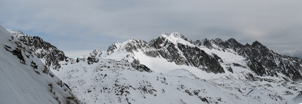 pano2.jpg - Pohled ze stěny Východné Vysoké na hřeben Lomnického štítu a Ladového štítu v pozadí a Javorových štítů před nimi.