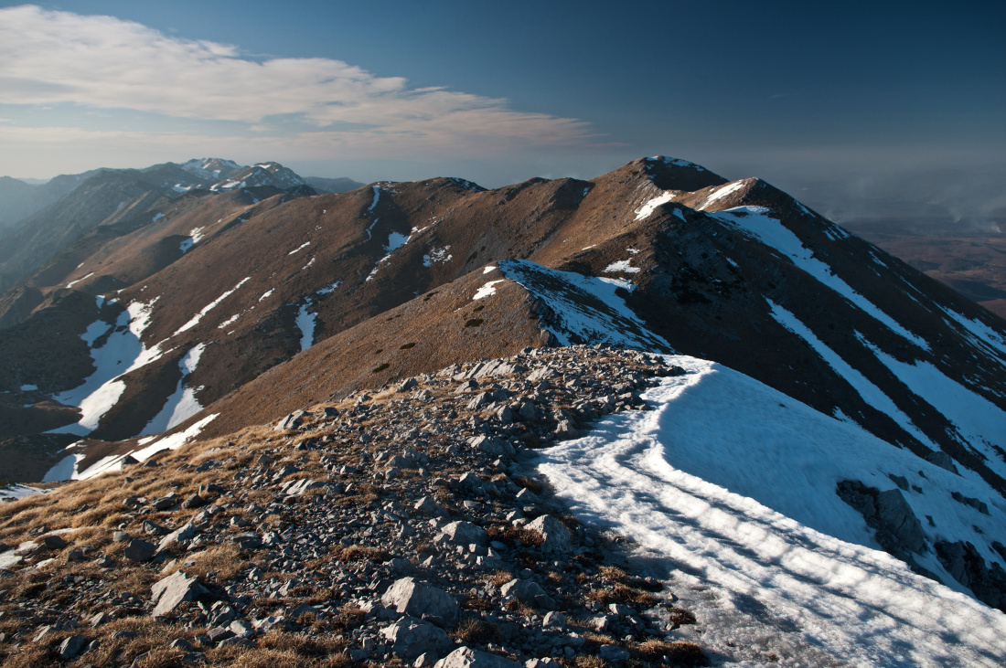 Výhled z hory Sveto Brdo (1 751 m n.m.) na nejvyšší vrchol Velebitu Vaganski vrh (vlevo vzadu), který je jen o pět metrů převyšuje náš cíl.