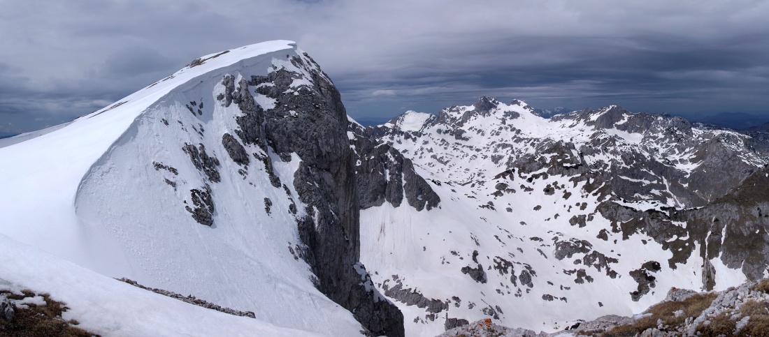 Výstup na Istočni vrh (2445m n.m.) nepatří mezi náročné a tak se dá zvládnou i na jaře. Zpoza sněhových polí vykukuje nejvyšší hora Durmitoru i celé Černé hory- Bobotov kuk (2523 m n.m.).